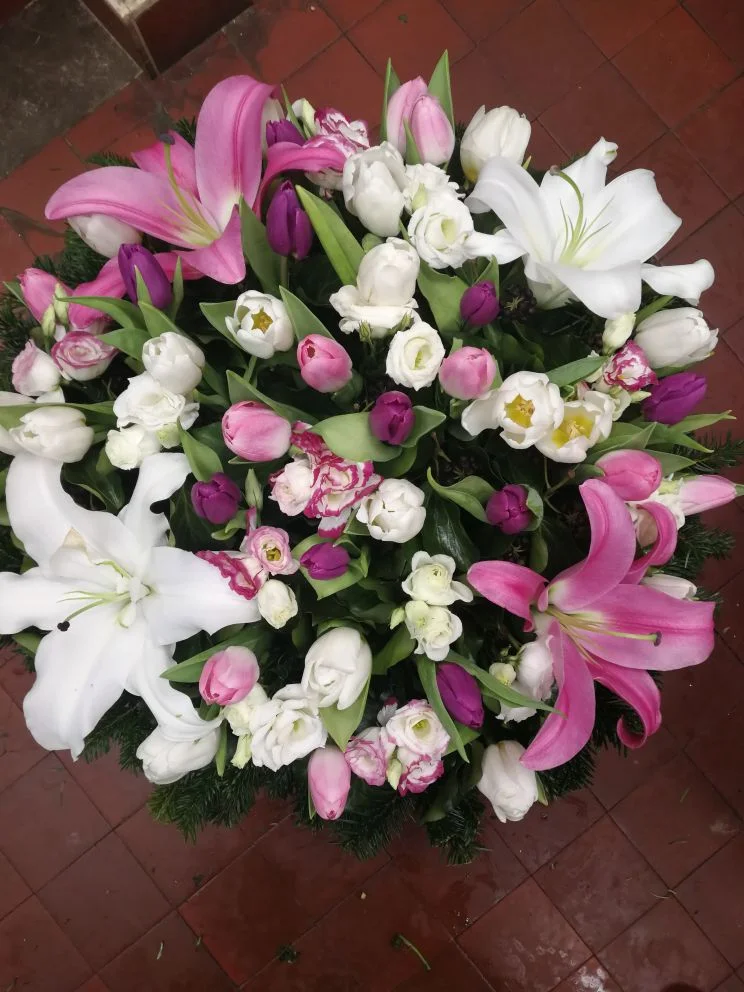Liliom, tulipán, liziantusz fekvő koszorú (FK-137)