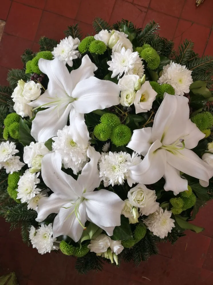Fehér liliom, krizantém, liziantusz fekvő koszorú (FK-139)