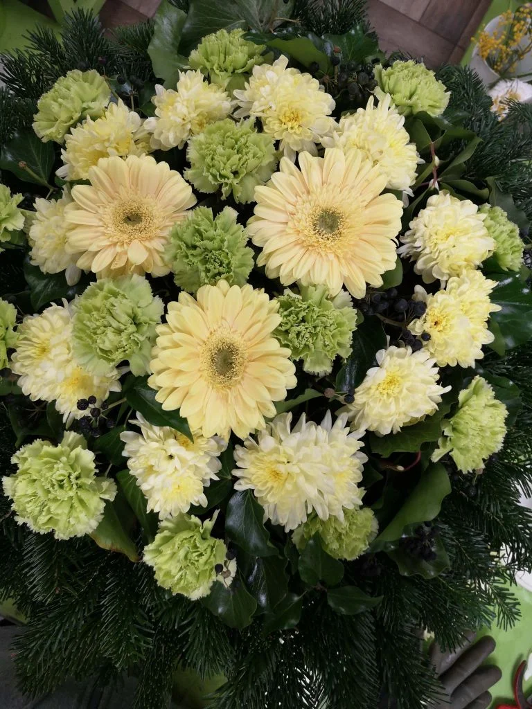 Krizantém, szegfű, gerbera fekvő koszorú (FK-186)