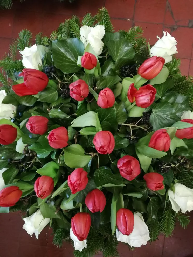 Piros tulipán fekvő koszorú (FK-28)