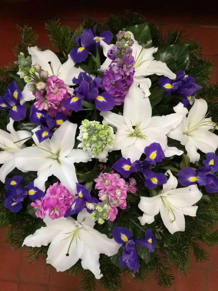 Liliom, írisz, viola fekvő koszorú (FK-30)