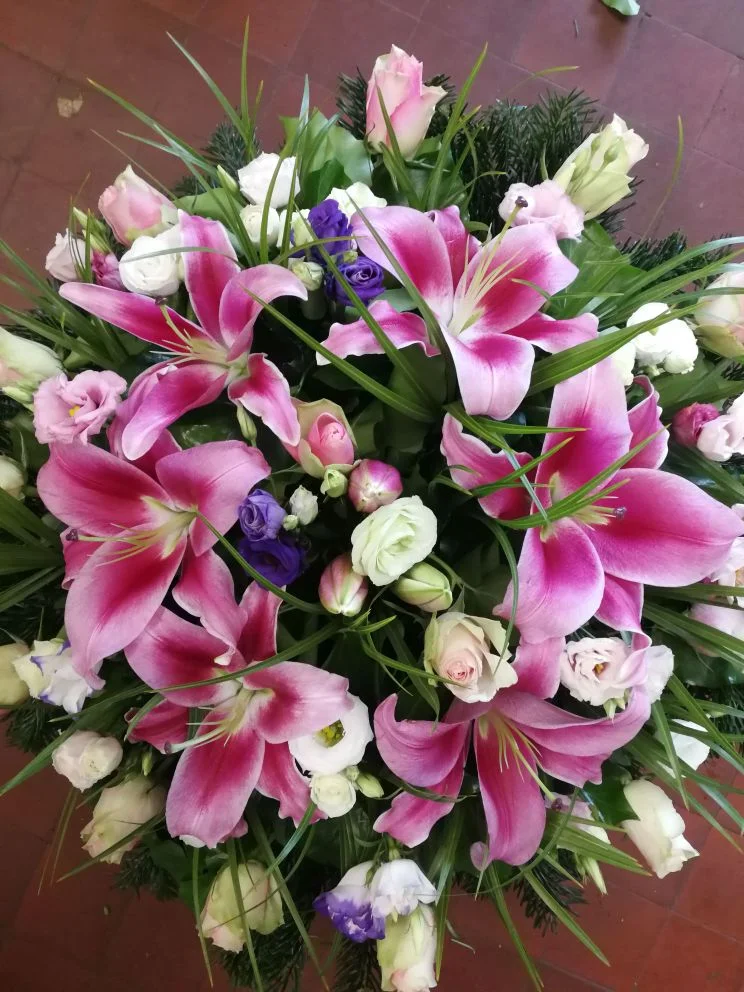 Pink liliom, tulipán, rózsa fekvő koszorú (FK-65)