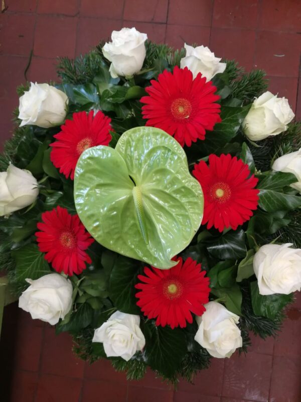 Fekvő koszorú anthurium, fehér rózsa és pink gerbera