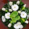 fekvő koszorú fehér rózsa, fehér nagyfejű gerbera, zöld anthurium levél díszítéssel