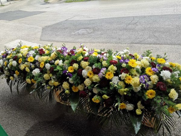 Különleges, egész koporsót lefedő koporsódísz, vegyes virágokkal, gerbera, lizantusz, rózsa felhasználásával