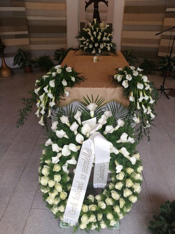 Ravatalozó díszítése álló görög koszorúval. Fehér kála, fehér nagyfejű ekvádori rózsa felhasználásával