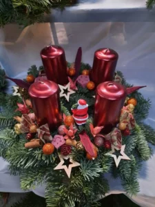 Az idei Karácsonyra többféle egyedi Adventi koszorúval is készülök. A kínálatban a hagyományos színű darabok mellett egészen egyedi darabok is készülnek Mikulás vagy épp szánkó figurákkal.