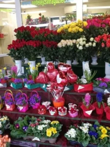 Február 14. Valentin-nap a szerelmesek ünnepe, melyre minden évben külön készülök. Látogassatok el üzletembe már február 13-tól, és válogassatok szálas vörös, sárga, fehér rózsák, tulipánok, primulák, jácintok, egyedi virágcsokrok és virágboxok közül!