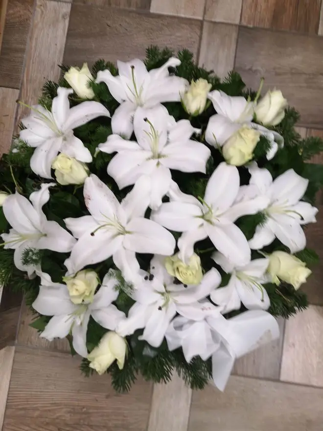 Fekvő koszorú fehér liliommal és fehér rózsával – 60–80 cm, több színben. Klasszikus, elegáns temetési kompozíció. Rendelje meg online. Nefelejcs Virágüzlet.
